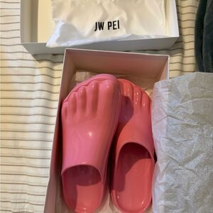 JW PEI Pink Foot-Design Bath Slippers never used